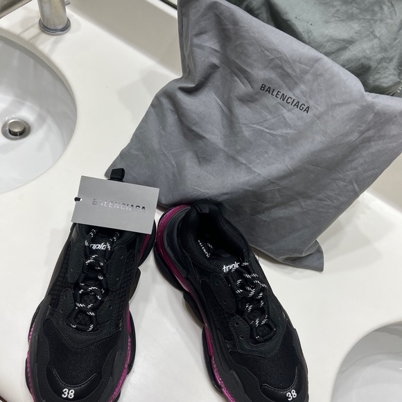 Brand new Balenciaga women’s triple s lug sole sneakers (black/pink) size 8 US - Picture 11 of 12